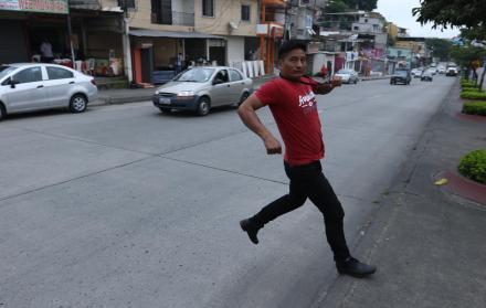 Tránsito. Los transeúntes deben cruzar la avenida Las Aguas corriendo, para evitar ser alcanzados por los vehículos.