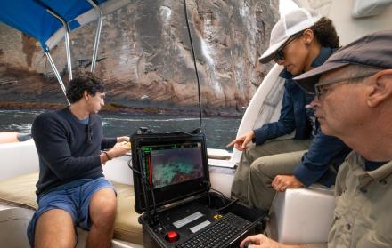 Fotografía cedida por la Fundación Charles Darwin y fechada en octubre de 2018 que muestra a científicos de la Fundación mientras realizan un recorrido rutinario.