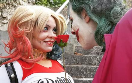 En la imagen: Harley Quinn, encarnada por la cosplayer Delia González, y Guasón, interpretado por Xavier Vallarino.