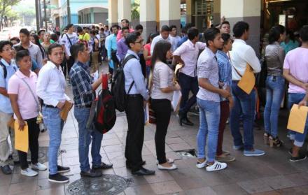Imagen de archivo. El estudio realizado por Adecco demostró, además, que tan solo el 2,4 % de los encuestados cuenta con título de cuarto nivel.