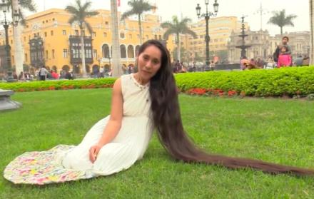 A Noemí Elizabeth Romero Huamán, de 24 años, se demora hasta una hora en lavar y peinar su cabello.