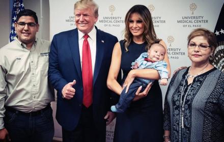 Que el presidente Trump y su mujer sonrían no tiene nada de malo. El problema es que lo hicieron posando con el hijo de Jordan y Andre Anchondo, dos de las víctimas del tiroteo en El Paso.