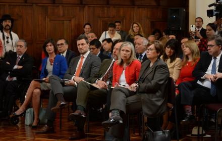 Representantes de organismos internacionales y cuerpo diplomático llegaron a la reunión en la Cancillería. Entre ellos, el embajador de EE.UU., Todd Chapman, y el coordinador de la ONU en Ecuador, Arnaud Peral. Escuchan la intervención del secretario Anti