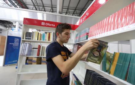 Los participantes. Más de 75 stands quedaron listos anoche para ofrecer una variedad de libros durante la feria, que se desarrollará desde hoy hasta el domingo. En los puestos se colocaron carteles que anuncian los descuentos. 