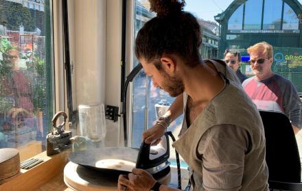 Aprendió de tutoriales de YouTube y ahora hace sombreros para Neymar