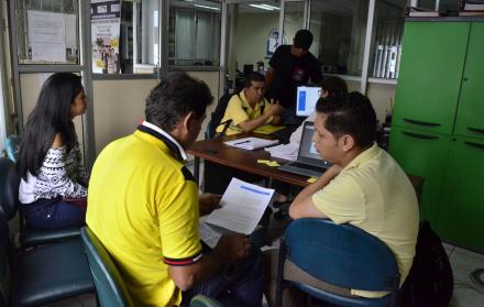 Trámite. En la Universidad de Guayaquil los bachilleres consultan los requisitos para matricularse a nivelación.
