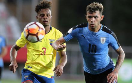 Duelo. El lateral zurdo de la Tricolor, Diego Palacios (i) tuvo que enfrentar en varios momentos a uno de los mejores futbolistas que tuvo Uruguay ayer en el campo, el enganche Nicolás Schiappacasse (d).