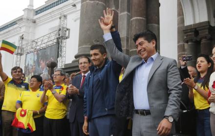 Richard Carapaz junto Jorge Yunda, alcalde de Quito.