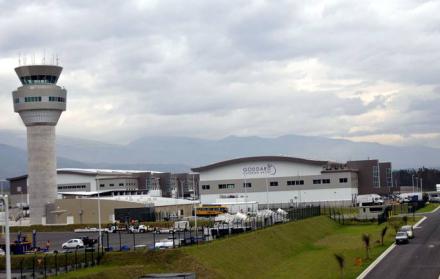 Referencial. El aeropuerto Mariscal Sucre se mantiene en operaciones.