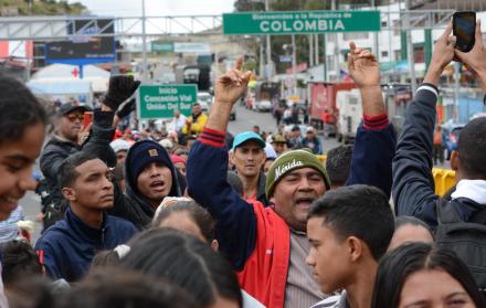 Reclamos. Ciudadanos venezolanos protestaron en el puente de Rumichaca porque no podían pasar sin la visa humanitaria ecuatoriana. 