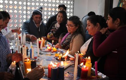 Con velas, los fieles piden favores a su patrona. Agosto en el mes de la Virgen del Cisne.