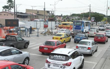 A la altura de la Teodoro Alvarado se ejecutan trabajos de alcantarillado, un motivo para que se sature más este tramo de la Francisco de Orellana. 