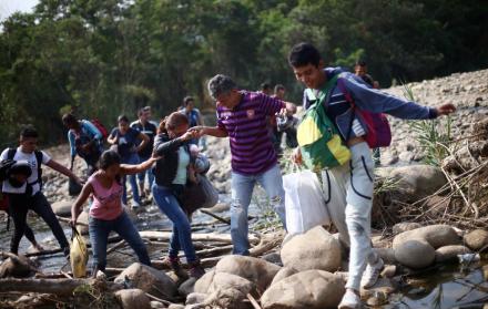 Cúcuta. Por el cierre de los pasos fronterizos,  venezolanos deben cruzan el río Táchira para llegar a Colombia.