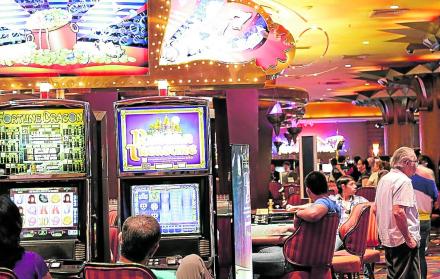 Tras el referéndum de 2011, todos los casinos, bingos y salas de juego del país cerraron sus puertas. Según datos nacionales, 32 casinos legales estaban vigentes en aquel entonces y empleaban aproximadamente a 3.200 personas. Al menos 100 centros más oper