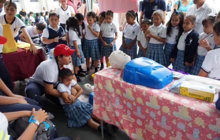 En la Unidad Educativa Santa Luisa de Marillac, las estudiantes realizaron simulaciones de atención médica.