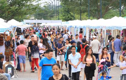 Actividad. A la feria de Samanes, donde hay productos y gastronomía, acuden cientos de familias de todas partes de la ciudad a pasear en este feriado.