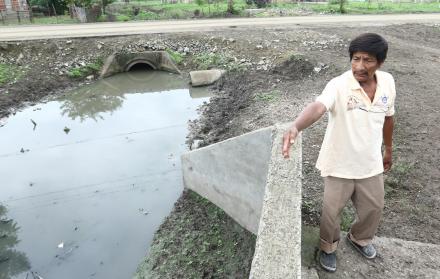 Descargas contaminantes. En Sabana Grande, Progreso, las descargas de aguas servidas se acumulan a un lado de las casas.