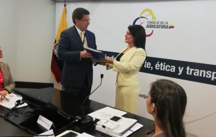 Santiago Velázquez, integrante del Comité de Expertos, entrega a la presidenta de la Judicatura, María del Carmen Maldonado, el informe sobre evaluación de jueces y conjueces.