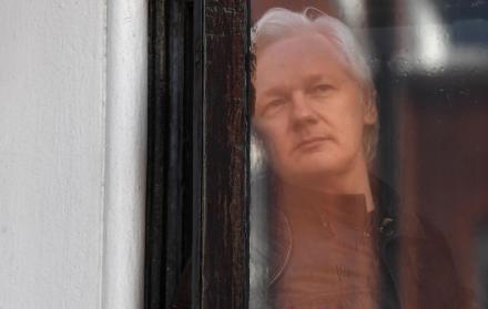 Imagen de archivo del fundador de WikiLeaks, Julian Assange, durante su estadía en la sede diplomática de Ecuador en Londres.