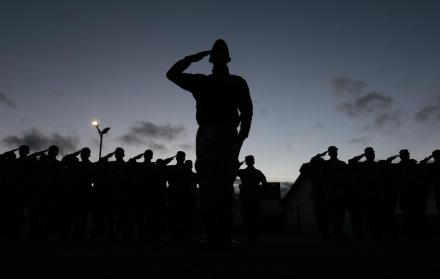 Desde que amanece hasta que anochece, los uniformados deben controlar el tránsito en las calles. 