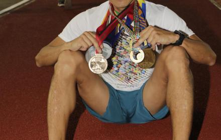 Fuentes, junto a las medalles conseguidas en las maratones más importantes del mundo.