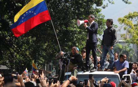 El presidente interino de Venezuela, Juan Guaidó, y el líder opositor Leopoldo López participaron este martes en una manifestación en apoyo a su levantamiento contra el gobierno de Nicolás Maduro, en Caracas.