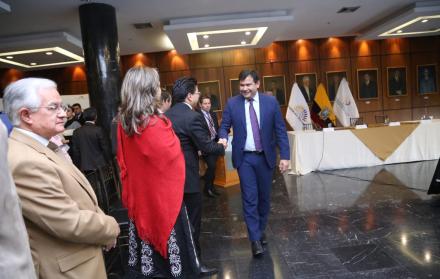 El viaje a China del titular de la Legislatura se da en medio de varios pendientes.