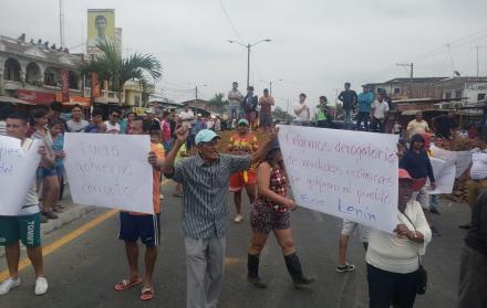 La mañana de este lunes, agricultores de Petrillo cerraron la vía que conecta Guayaquil con Daule y Nobol, en rechazo a las medidas económicas anunciadas por el Gobierno.