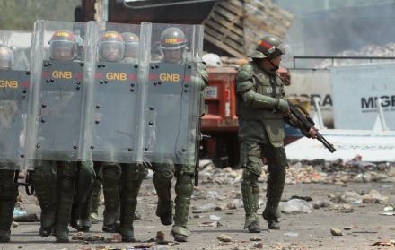 Miembros de la Guardia Nacional Bolivariana (GNB) de Venezuela montan guardia este domingo en el lado venezolano del puente Francisco de Paula Santander, en la frontera entre Cúcuta (Colombia) y Venezuela.