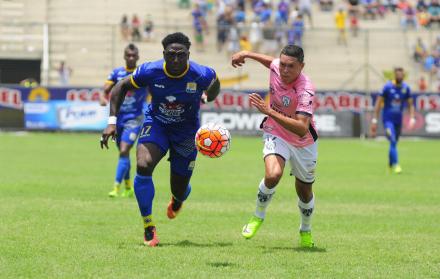 Roberto Ordóñez (i) no pudo evitar la derrota del Delfín como local.