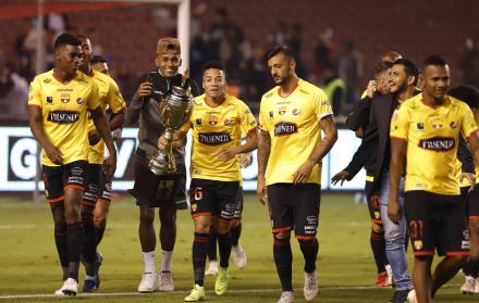Campeones. Los jugadores de Barcelona dieron la vuelta olímpica en el estadio Casa Blanca, reducto en el que no han podido ganar nunca, ni por campeonato nacional o duelo amistoso. Este partido se repetirá en la LigaPro.