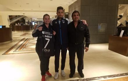Luis Amarilla junto a sus padres, Édgar y Victoria quienes lo están visitando.