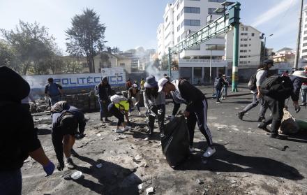 Minga. En la recolección de piedras, adoquines, basura o palos en los alrededores de la Casa de la Cultura Ecuatoriana participaron estudiantes, ciudadanos y funcionarios municipales.