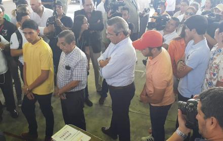 Jimmy Jairala, candidato a la alcaldía de Guayaquil, ejerciendo su derecho al voto junto a familiares y amigos.