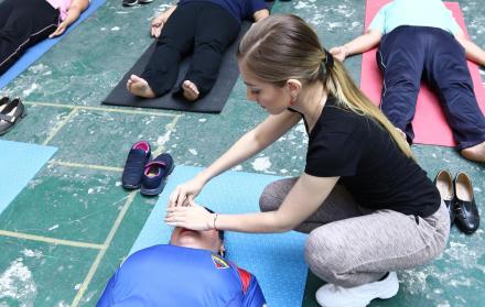 Savasana. Postura que busca la relajación del cuerpo, usando la aromaterapia.
