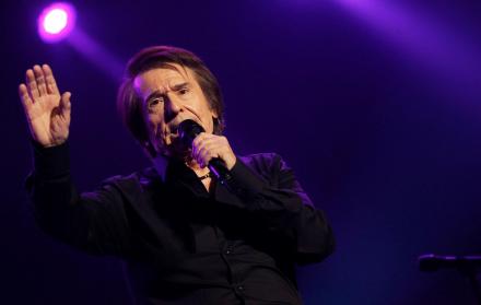 Raphael, acostumbrado a vestir de negro, apareció en los Premios Platino vestido de blanco.