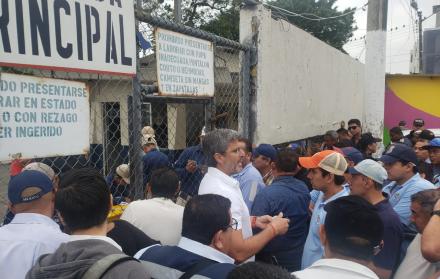 Decenas de obreros llegaron hasta los galpones de la Prefectura para verificar si sus nombres estaban en las listas adheridas.