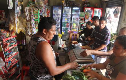 La tienda de Luis Remache quebró y con unos ahorros reabre el negocio, pero con el concepto del minimercado. Ahora prefiere ganar por volumen de venta, los precios que ofrece están por debajo de los que marca la etiqueta del producto industrializado y ofr