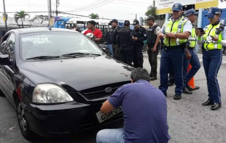 Un conductor es obligado a colocar la placa de su vehículo en el lugar adecuado.