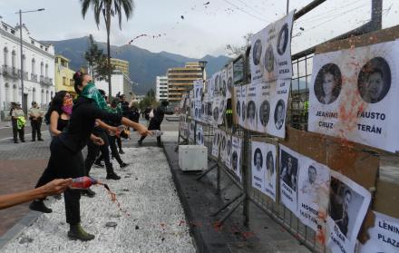 Reacción. Arrojan pintura a fotos de asambleístas que no apoyan aborto.
