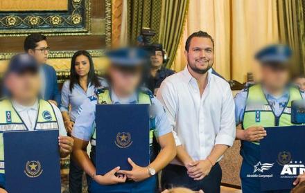 Según el relato de los uniformados, la persona a quien socorrieron fue amenazada con un arma blanca por parte de tres hombres.