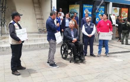 El primer mandatario ecuatoriano recorrió, junto al secretario presidencial, Juan Sebastián Roldán, y la ministra de Gobierno, María Paula Romo, la zona cero de Quito.