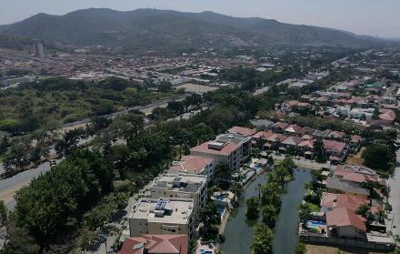 La zona. Con 60.000 habitantes, no cuenta con una vía alterna ni suficientes pasos peatonales; tampoco sitios idóneos para entretenerse.
