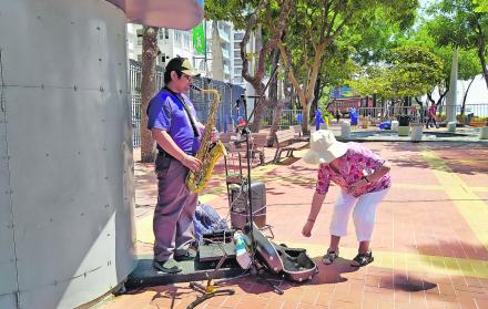 Música. Luis Bonoso recibe a su paso la colaboración de los turistas del Malecón, que se quedan escuchándolo tocar el saxofón y a veces grabándolo con su celular. 