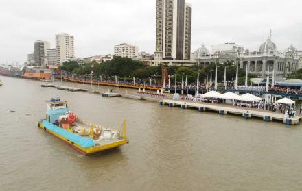 Las barcazas alegóricas, recorrieron el Río Guayas frente a miles de espectadores.