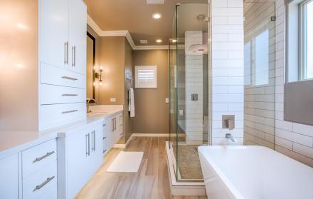 El baño es un lugar que debe contar con buena luz natural, así ahorrará energía.