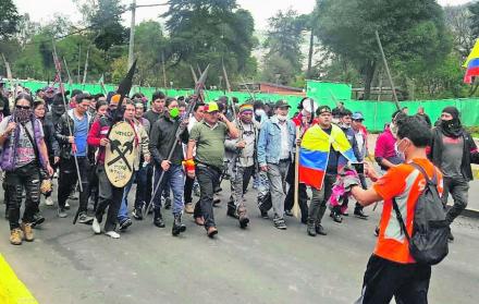 El presidente de la Conaie, Jaime Vargas (c), estuvo al frente de la marcha que se dio en las calles de Quito cuando llegaron los indígenas amazónicos. En la gráfica se le ve hablando por teléfono, custodiado por su guardia y por varios indígenas Arutam c