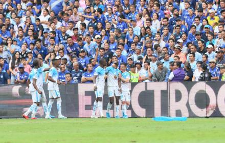 Jugadores de Macará celebran una anotación.