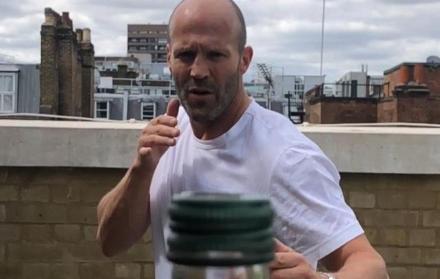 El actor británico Jason Statham preparándose para completar el desafío.