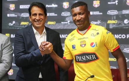 Según el comunicdo del club, el jugador finiquitó su contrato con Barcelona de manera voluntaria.